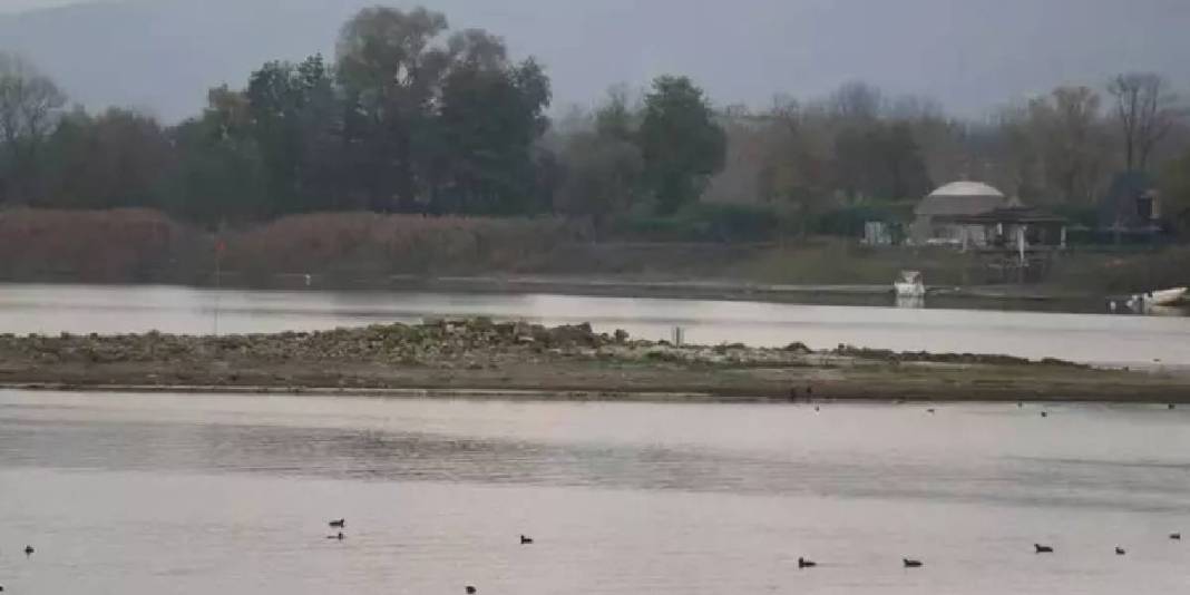 Sapanca Gölü’nde su seviyesi düştü, adacıktaki kalıntılar heyecanlandırdı! Ayasofya’dan bile eski olabilir: Kazılar başladı 4